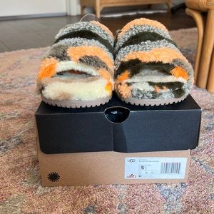 Ugg FLUFF YA NWT CALI COLLAGE